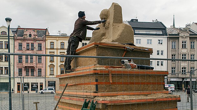 Z hromady písku vzniká pod rukama sochařů Václava Lemona a Mariana Maršálka socha svaté Pavlíny, která je patronkou Olomouce.