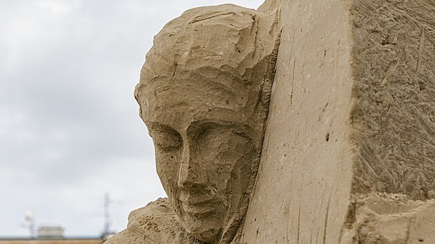 Z hromady písku vzniká pod rukama sochařů Václava Lemona a Mariana Maršálka socha svaté Pavlíny, která je patronkou Olomouce.