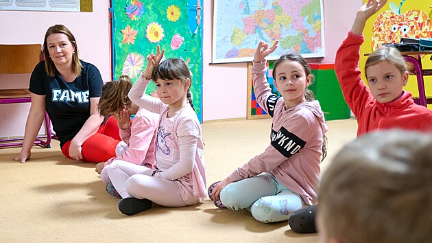 Studentky Fakulty managementu a ekonomiky UTB vysvtlovaly druhkm v Montessori td Z Komenskho ve Zln, jak funguje svt financ. (kvten 2023)