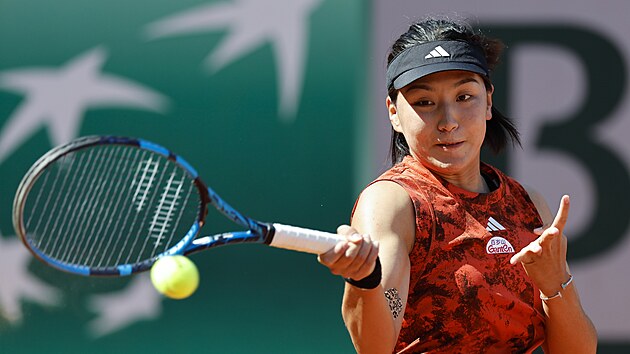 Číňanka Wang Sin-jü returnuje v zápase prvního kola Roland Garros proti Marii...