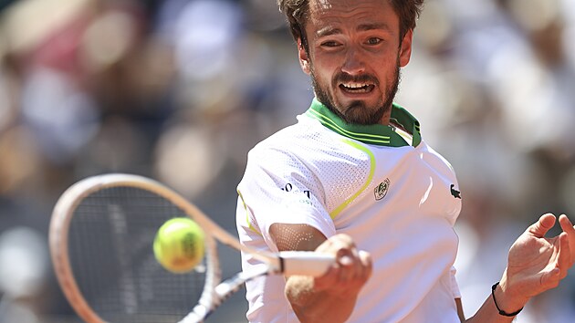 Rus Daniil Medveděv sleduje balonek během zápasu prvního kola na Roland Garros.