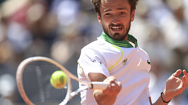 Rus Daniil Medvedv sleduje balonek bhem zpasu prvnho kola na Roland Garros.