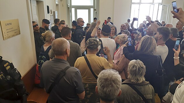 Podporovatelé bývalé novinářky Jany Peterkové na pražském městském soudu vylomili dveře do jednací síně. (30. května 2023)