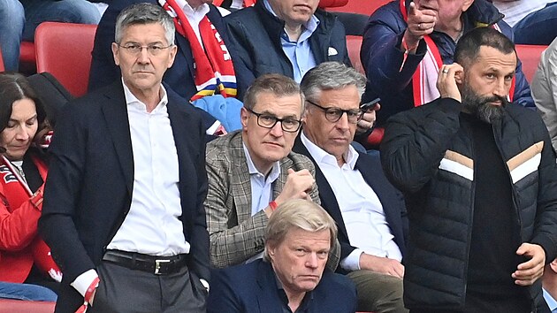 Odvolaný generální ředitel Oliver Kahn (dole), vlevo od něj preziden Bayernu...