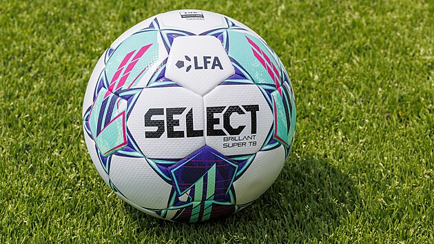 S míčem od dánské značky Select se bude hrát fotbalová liga i v sezoně...
