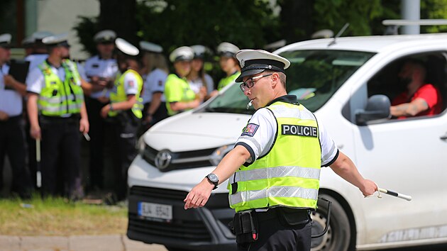 Řidiči ani chodci v Jihlavě nejsou zvyklí, aby dopravu řídili místo semaforů policisté. V úterý to zažili při soutěži policejních regulovčíků.