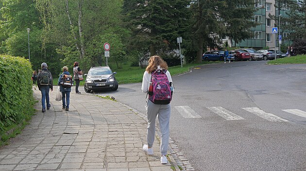 Auta se na prostranství před Základní školou Švermova mezi 7.15 a osmou hodinou již nedostanou. Omezení se netýká pouze rodičů žáků, ale i personálu či zásobování.