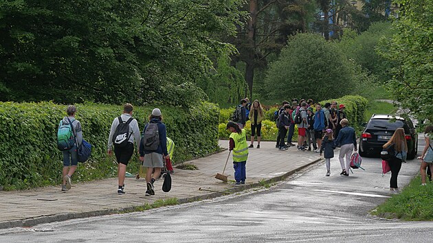 Auta se na prostranstv� p�ed Z�kladn� �kolou �vermova mezi 7.15 a osmou hodinou ji� nedostanou. Omezen� se net�k� pouze rodi�� ��k�, ale i person�lu �i z�sobov�n�.