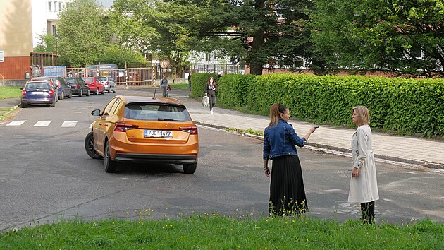 Auta se na prostranství před Základní školou Švermova mezi 7.15 a osmou hodinou již nedostanou. Omezení se netýká pouze rodičů žáků, ale i personálu či zásobování.