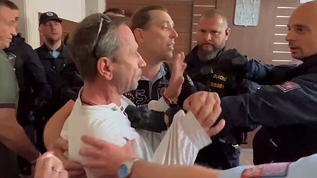 Neskutečnou vřavu u soudu uklidňovali policisté. Příznivci Peterkové narušili... | na serveru Lidovky.cz | aktuální zprávy