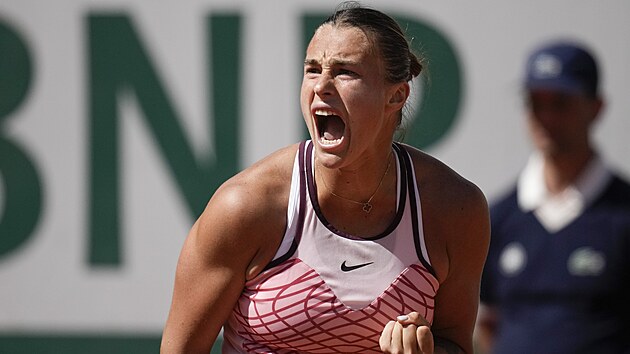 Aryna Sabalenkov slav postup do tetho kola na Roland Garros.