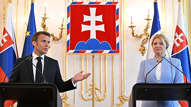 Francouzsk prezident Emmanuel Macron navtvil Slovensko. V bratislavskm Prezidentskm palci ho uvtala prezidentka Zuzana aputov. (31. kvtna 2023)