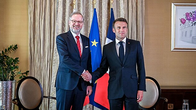 Premir Petr Fiala a francouzsk prezident Emmanuel Macron v Bratislav (31. kvtna 2023)