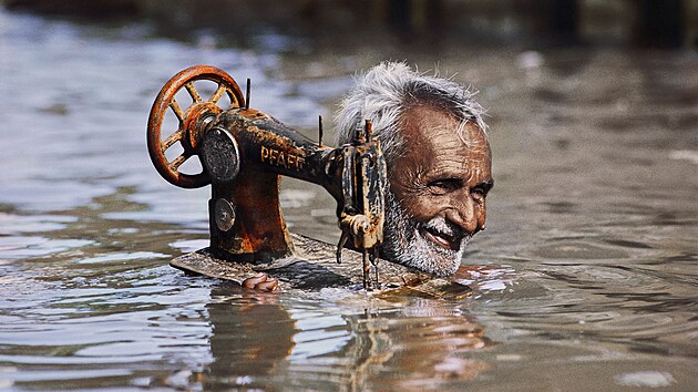 Americký fotograf Steve McCurry a jeho snímek ze série fotografií záplav v...