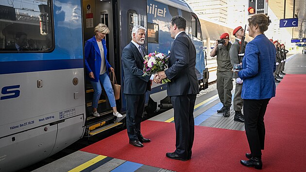 Prezident Petr Pavel s manelkou Evou pijeli vlakem do Vdn na dvoudenn nvtvu Rakouska. Na ndra prezidenta pivtal f protokolu ministerstva zahrani Rakouska Maximilian Hennig. (31. kvtna 2023)