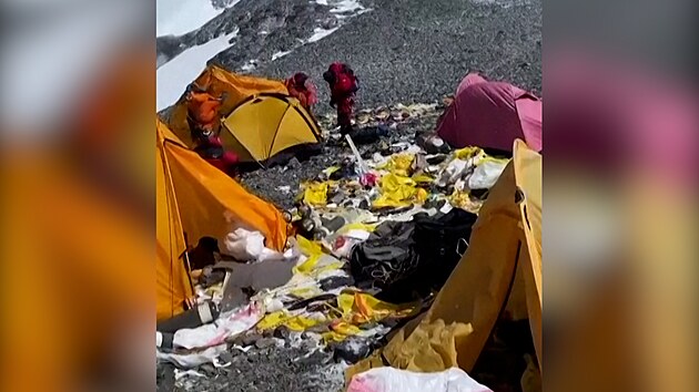 Everest zaplavily tuny odpadků, šerpové je nezvládají uklízet