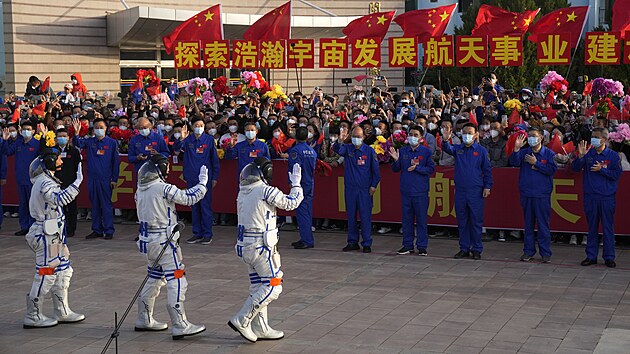 Trojice nových čínských kosmonautů míří do lodi Šen-čou-16 před odletem na vesmírnou stanici Tchien-kung.