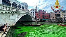 Barva vody v benátském Canalu Grande se zmnila na fluorescenní zelenou. (28....