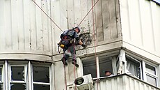 Pracovník zjišťuje škody na moskevské obytné budově, způsobené útokem dronů. | na serveru Lidovky.cz | aktuální zprávy