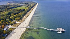 Turistické promenádní molo Koserow navazuje na plá, která se jmenuje Jantarová.