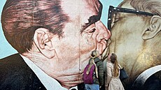 Graffiti polibku Brenva a Honeckera na berlínské zdi se stalo populárním...