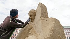 Z hromady písku vzniká pod rukama socha Václava Lemona a Mariana Marálka...