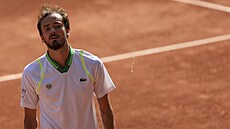 Zklamaný ruský tenista Daniil Medvedv v prvním kole Roland Garros