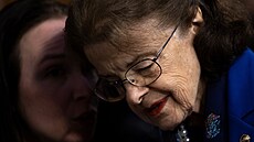 Kolem demokratické senátorky za Kalifornii Dianne Feinsteinové je ochranná...