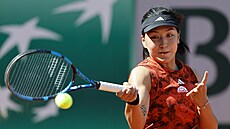 íanka Wang Sin-jü returnuje v zápase prvního kola Roland Garros proti Marii...