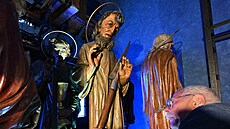 Ti pokozené sochy sv. Filipa, Tomáe a Judy Tadeáe byly sejmuty ze...