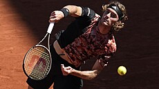 ek Stefanos Tsitsipas podává ve druhém kole Roland Garros.