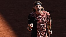 Stefanos Tsitsipas se raduje z postupu do třetího kola Roland Garros.