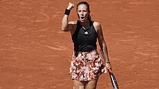 Ruska Darja Kasatkinová slaví postup do tetího kola na Roland Garros.