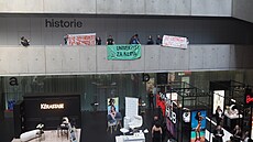 Studenti protestující proti konferenci Vogue na FHS (25. kvtna 2023)