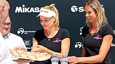 Markéta Nausch Sluková a Helena Havelková jet ped startem turnaje zkouejí...