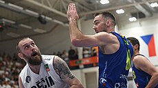 Momentka ze třetího finále ligy basketbalistů Děčín - Opava. Igor Josipovič...