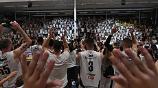 Basketbalisté Děčína a jejich fanoušci slaví výhru ve třetím finále s Opavou.