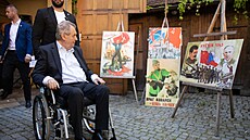 Exprezident Miloš Zeman uctil památku prezidenta Françoise Mitterranda. (31....