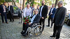 Exprezident Miloš Zeman uctil památku prezidenta Françoise Mitterranda. (31....
