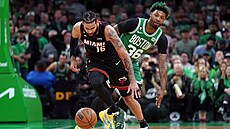 Caleb Martin (16) z Miami Heat uniká Marcusi Smartovi z Boston Celtics.