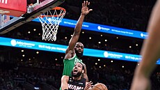 Caleb Martin (u míe) z Miami Heat zakonuje na ko Boston Celtics pes Jaylena...