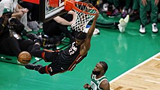 Jimmy Butler z Miami Heat smeuje do koe Boston Celtics, smutní Jaylen Brown.