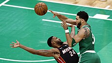 Jayson Tatum (vpravo) z Boston Celtics pihrává v zápase s Miami Heat, narazil...