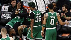 Marcus Smart (36) a Jayson Tatum (0) u vdí, e Boston Celtics koní sezona.