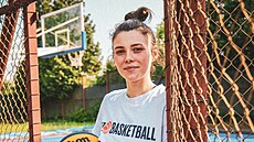 Kateřina Galíčková pózuje před odjezdem Češek na MS v basketbalu 3x3.