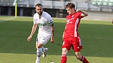 Karvinský zálo�ník Luká� Budínský (vlevo) sleduje t�ineckého Luká�e Holíka v...