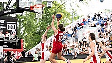 eská basketbalistka Albta Levínská zakonuje na kanadský ko v zápase MS 3x3.