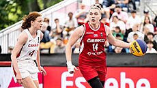 eská basketbalistka Anna Rylichová (vpravo) proti Kanad v zápase MS 3x3