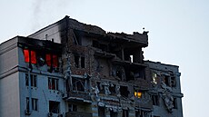Po ruském útoku dronů na Kyjev hořela vysokopodlažní obytná budova. (30. května...