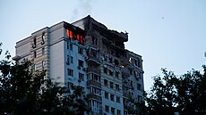 Po ruském útoku dron na Kyjev hoela vysokopodlaní obytná budova. Lidé...